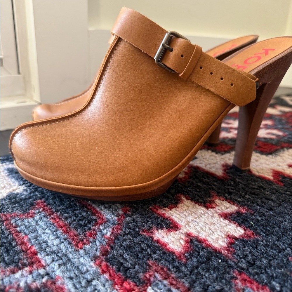 MICHAEL KORS BROWN LEATHER WOOD HEEL BUCKLE CLOGS. Size  11B Like new.
